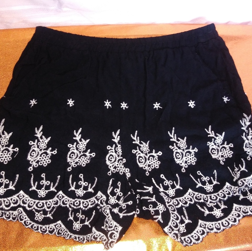 Black & White LA Hearts shorts size small